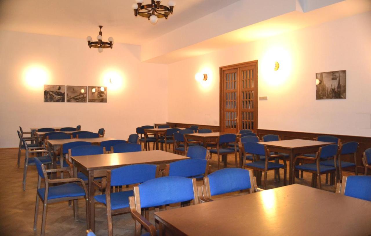 Hostel Masarykova Prag Exteriör bild