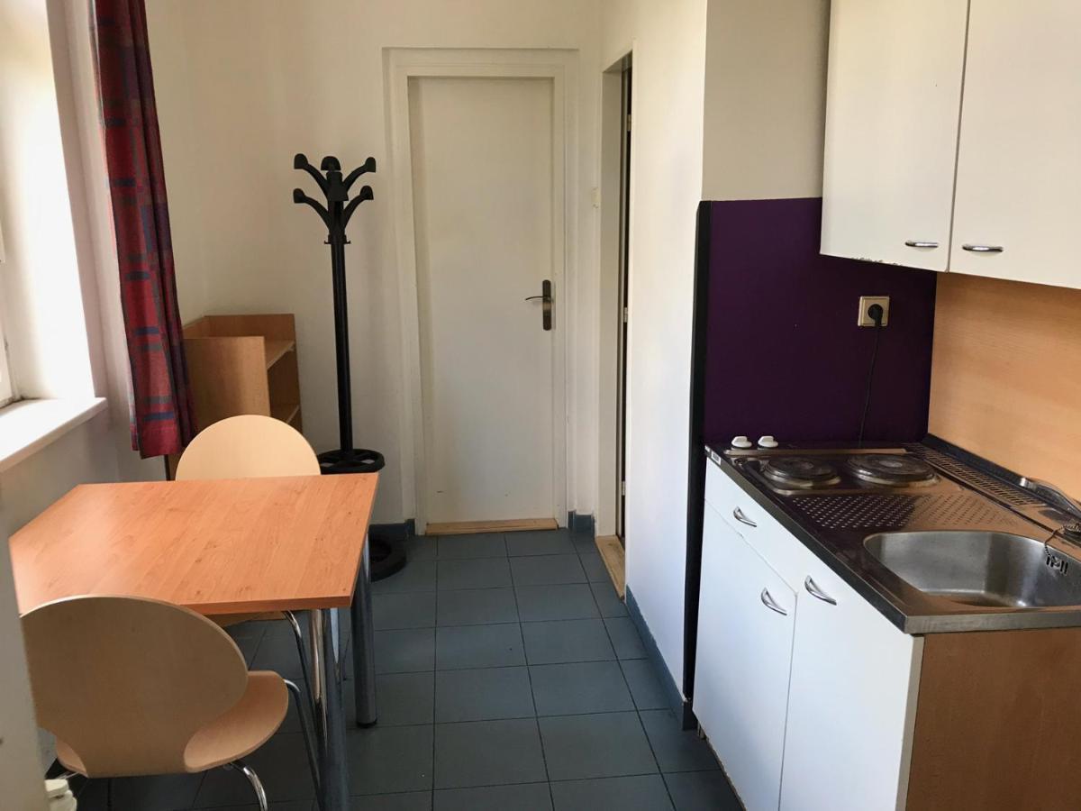 Hostel Masarykova Prag Exteriör bild
